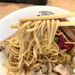 豚骨まぜそば KOZOU+ - プリッとした弾力のある平打ちのストレート麺
