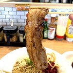 豚骨まぜそば KOZOU+ - 炙り豚のチャーシューは香ばしくカリッとした弾力ある食感が楽しめ食べ応え抜群‼️