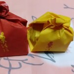 柴舟小出 - 包装紙　見ての通り小振りなお菓子です