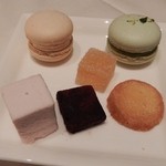 SINC BISTRO - 小菓子：マカロン（塩キャラメル＆ピスタッチオ）・ギモール・パートドゥフリュイ・ガナッシュ・バターサブレ