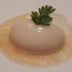 SINC BISTRO - アミューズ（薄くスライスしたジャガイモのチップの上にカリフラワーのムース）