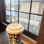 スターバックスコーヒー 京都二寧坂ヤサカ茶屋店 - 二寧坂（二年坂）の石畳を眺めながらのアイスコーヒー　窓枠が可愛い