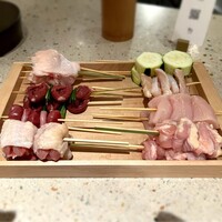 新福島焼鳥 B3 - 右下よりせせり、むね、やげん、ズッキーニ。
                    左下よりもも（甲州地どり）、砂ずり、ハツ、手羽。
                    