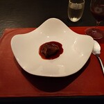 ベルエキップ - ◯究極のビーフシチュー
      牧草牛で肉は只の具
      今回は表面を香ばしく焼き上げました
      このソースが究極
      10キロの肉から２リットルしか取れない牛だけの出汁
      酸味と苦味、渋み、塩気も全て凝縮した物