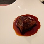 ベルエキップ - 牛肉と水を煮続けて、水分が少なくなったら
      また水を継ぎ足して更に煮るという工程だと
      昔話されていたと思う
      
      『牛と水』だけなのにホントに複雑な旨みがあるなあ❗️