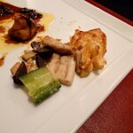 ベルエキップ - バラしてみると確かに
      フォアグラ、きゅうり、穴子がある事が分かる
      
      穴子単体で食べたら確かに生臭さを感じていたのだけど
      トリュフソースと合わせたら合うから不思議だなあ♪