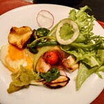 ベルエキップ - 香ばしくしてあったり、シャキシャキ感
      白菜は酢漬けで酸味爽やかな感
      焦がしバターの他にも出汁感がシッカリと旨みがあり
      野菜がキチンとフランス料理的に旨く食べられるなあ
      旨みの心地良い余韻が楽しいぞっ♪