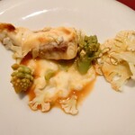 ベルエキップ - シェフの考え方からすると
      これもスズキの身よりも
      ソースがメインな料理なのだろう
      
      ホンワリと焼かれているスズキは
      確かにスッキリ感がありソースには濃厚な旨味感
      
      下にはピューレ状ポテトとカリフラワー