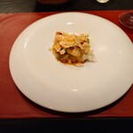 ベルエキップ - ◯スズキのポワレ
      ホタテのムースを上に載せて蒸し焼きにした品
      この上からスープドポワソン、魚臭いソース
      料理の方にはあまり魚の味がしないよう作ってある
      ソースの方に魚の味わいを凝縮してある