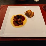 ベルエキップ - ◯究極のフォアグラ
      今現在、一番良い品質のブルガリア産のフォアグラ
      上の方は穴子と現地でギリギリ冷凍保存した
      フォアグラを入れたパイ包み
      トリュフのソースを掛けて完成です
      この黄金の脂が美味しい証拠