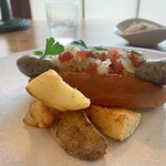 ブラッスリー 航 - 自家製ソーセージのホットドッグ・ポテト付（秋のメルカドメニュー）