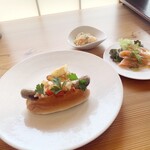 ブラッスリー 航 - 自家製ソーセージのホットドッグ・ポテト付（秋のメルカドメニュー）