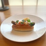 ブラッスリー 航 - 自家製ソーセージのホットドッグ・ポテト付（秋のメルカドメニュー）