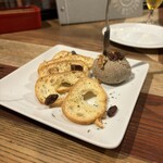 GLASS DANCE 八重洲 - くるみとレーズンの白レバーパテ