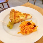 comame - キッシュ　ピクルスとキャロットラペ付き