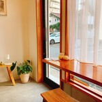 comame - 窓側の席