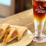 タロカフェ - トニックコーヒーとスパムホットサンド