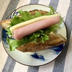 紀ノ国屋 - バゲットでハムチのサンドイッチ。ひるめしに、ぴったんこ。