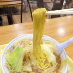 中みそ - 懐かしい黄色の麺。にんにく・生姜を効かせた甘口味噌スープが絡みます