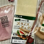 紀ノ国屋 - 紀伊國屋さんブランドのハムとウインナー。よつ葉牛乳のスライスチーズ。