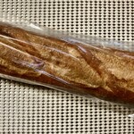 紀ノ国屋 - 青山店オリジナルのバゲットデミ。外側かりっかりで、中ふんわり。