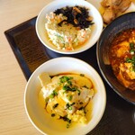 五ケ山豆腐 - 山芋寄せ豆腐（手前）、おからサラダと、ひじきの煮物（奥）