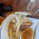 Ramen FeeL - 透き通るような細麺、舌触りの良さは格別です。