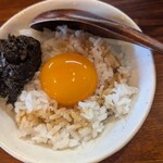 Ramen FeeL - 濃厚な生玉子とシソの佃煮のマッチングが絶妙です。おコメの美味しさをもっと味わえば良かったです。
