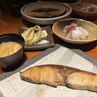 魚匠 銀平 心斎橋店 - お昼のミニ御前(焼き鰤、天ぷら、味噌汁)