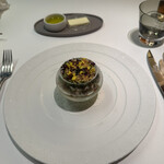 メイ - 3皿目
      寒ブリ 、ブロッコリーのムースキャビア、グレープフルーツ、ハーブ、エシャロット、ニンニクパン粉。