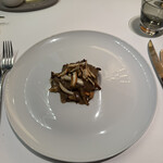 メイ - 5皿目
      鮑、セップ茸、茶エノキ、マイタケ、アワビタケ、セップ茸のソースのソテー、炙った松茸。