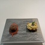 メイ - 1皿目
      ・ビーツのチュイル、カツオとフヌイユのタルタル。
      ・安納芋のモンブランクリームと生ハム。