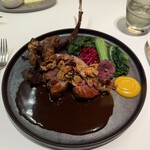 メイ - 7皿目
      蝦夷鹿のロースト、鹿の出汁とカシスのソース。