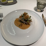 メイ - 6皿目
      鰆のポワレ、カイワレダイコンのサラダ、ジャガイモのピューレ、桜海老、アメリケーヌソース。