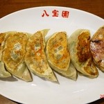  八宝園 - 餃子(ナミ=6個)　260円(8%込)　