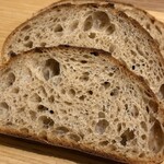 チクテベーカリー - トイピリカと中川さんのスペルト小麦のカンパーニュ（カット）