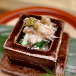 御宿かわせみ - 初ずわい蟹陶器焼き。ずわい蟹・蟹味噌・カリフラワー・壬生菜などに炭火香る上品な餡かけ…熱々の提供は感動的でした。一品目から次へのお料理の期待が自然と膨らみます✩.*˚