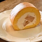 タロカフェ - 桃のロールケーキ