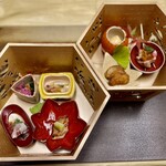 御宿かわせみ - 前菜　霜月の盛り合わせ。柿と子持ち昆布胡麻クリーム和え・あけびフライ・オレンジ鴨