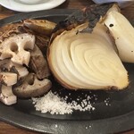 GROTTA PICCOLA  - 炭火焼き　野菜三種盛り　淡路玉ねぎ　古代レンコン　じゃがいも