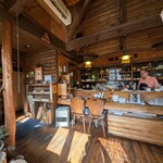 ウオールナット - コーヒーの道具が沢山あったり、木の廃材をマキとして売ってました。