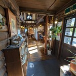 ウオールナット - 良い雰囲気です。エアコン効かないんだろうなぁ。