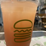 シェイクシャック - 季節のレモネード
      この時はグァバフレーバーでした