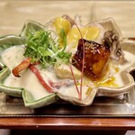 御宿かわせみ - 11月のスペシャリテ。吟味特選伊勢海老吉野揚とフォアグラ和栗出汁。舞茸・冬瓜・和栗・青葱。