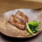 御宿かわせみ - 炭火香る仙台牛、クレソンのお浸しがアクセント。レアな仙台牛はお腹いっぱいでもご飯が進んじゃいます♡