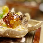 御宿かわせみ - 伊勢海老の身はレアで濃厚なフォアグラが和出汁に溶け出し、唯一無二！