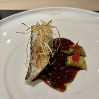 Simplicité - 明石鰆炭火焼き　赤ワインソース　ネギ　ナス　酢橘