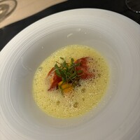 Simplicité - モンサンミッシェルムール貝、サフランクリームソース、トマト、ジャガイモ