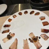 Simplicité - こちらの定番。海シャルキュトリ。鰆生ハム、ブリ生ハム、カラスミ、マグロ腸詰。２つずつ同じものがあって、１つはプレーンで、もう１つにはそれぞれに合う味付けが加えられています。