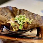 御宿かわせみ - 伊達鶏の朴葉焼き。椎茸・粟生・シシトウ・搾菜。ご飯が進む岐阜の郷土料理をかわせみオリジナルでいただきます。